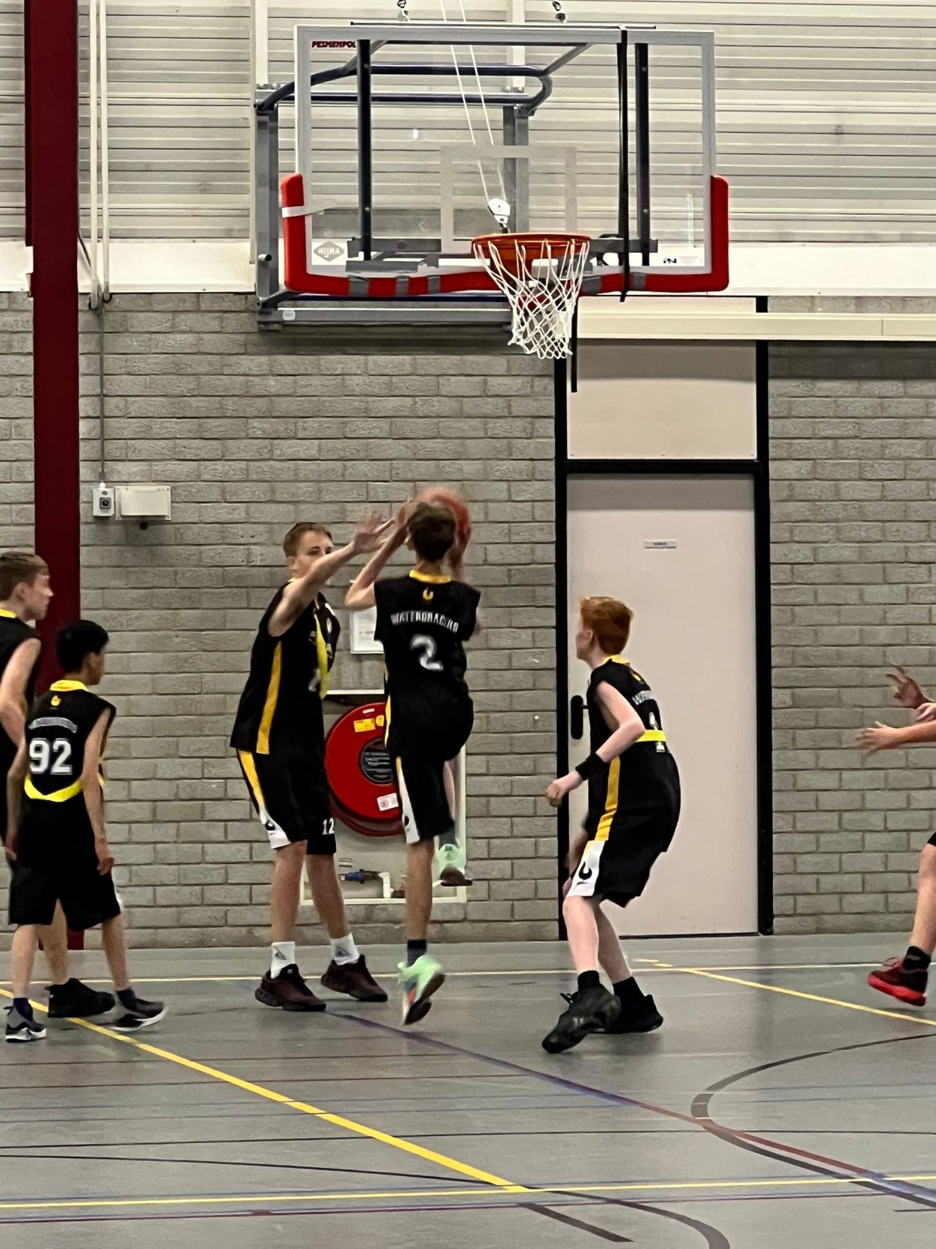 Verdediging onder de basket
